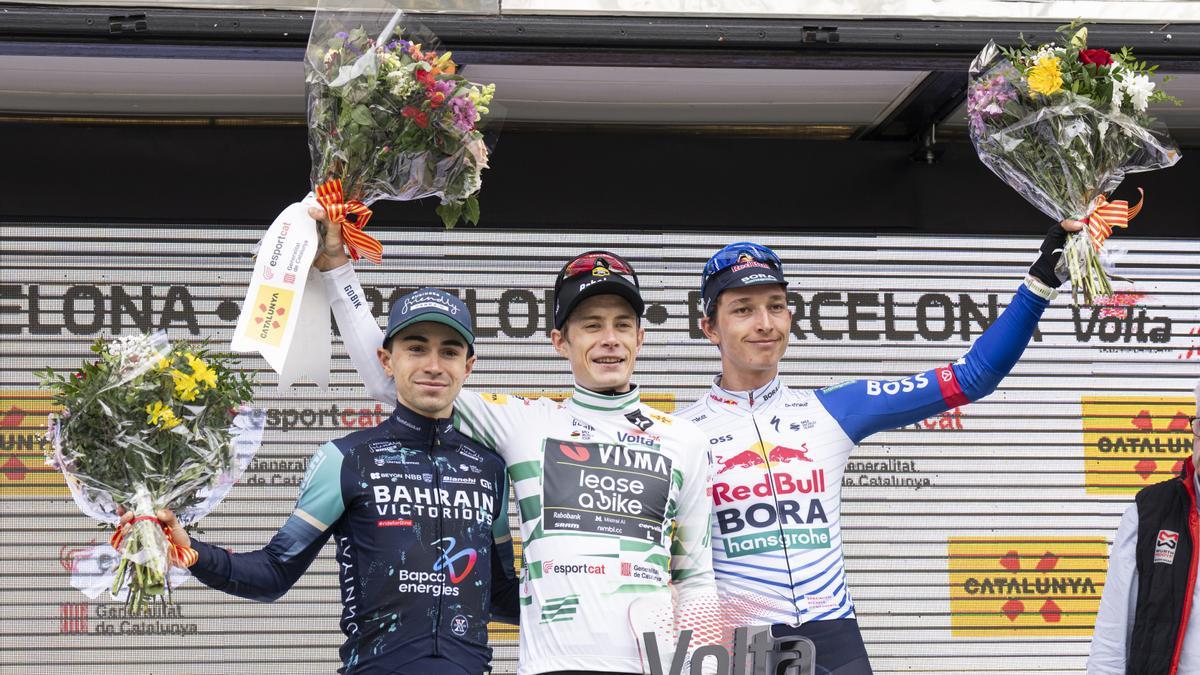 Vingegaard, campeón, Lenny Martinez, segundo, y Lipowitz, tercero.