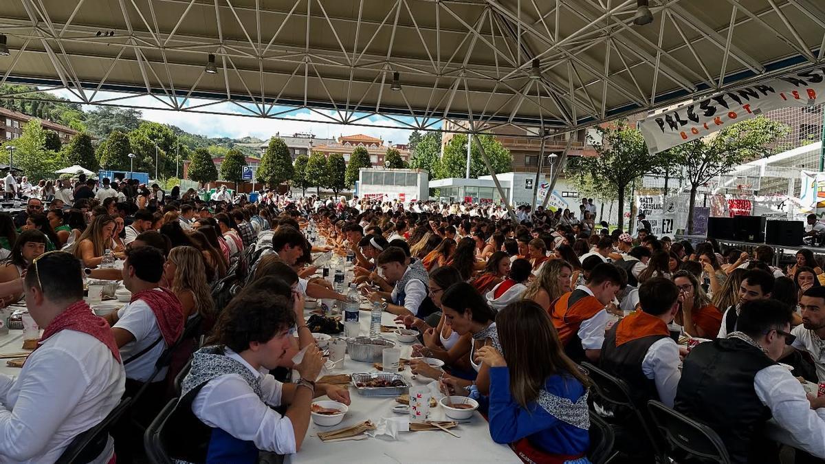 Comida del día de las cuadrillas en la plaza Aldai