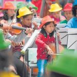 En la orquesta participan menores de 8 a 17 años de orígenes familiares muy diversos.