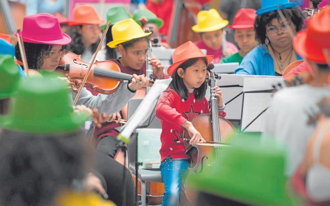 En la orquesta participan menores de 8 a 17 años de orígenes familiares muy diversos.