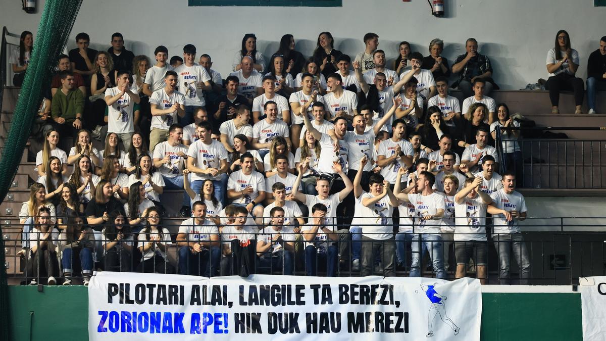 Beñat Apezetxea vencen en su debut profesional con Aspe junto a Rezusta ante Peio Etxeberria-Bikuña en el frontón Beotibar de Tolosa.