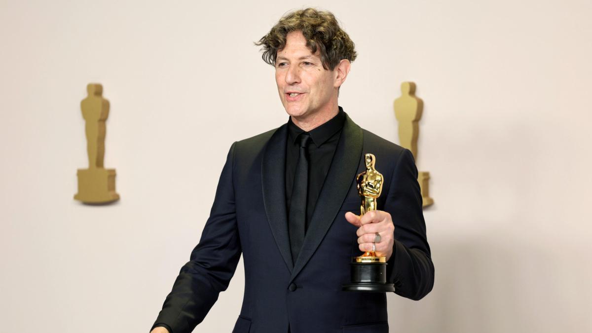 El director John Glazier al recoger su Oscar.