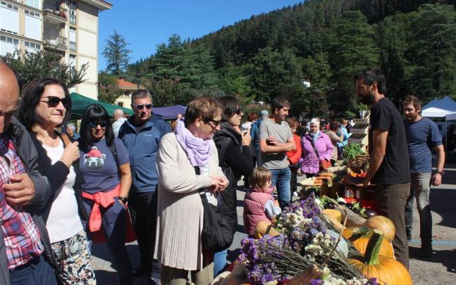 La pasada edición de la feria, también celebrada en el aparcamiento de Oxirondo, fue impulsada por un grupo de productores locales, que asumieron la organización tras la suspensión del evento por parte del Ayuntamiento debido al confli