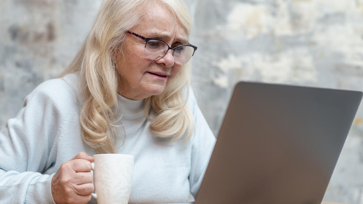 Una mujer trata de entender los pasos para rellenar un formulario digital.