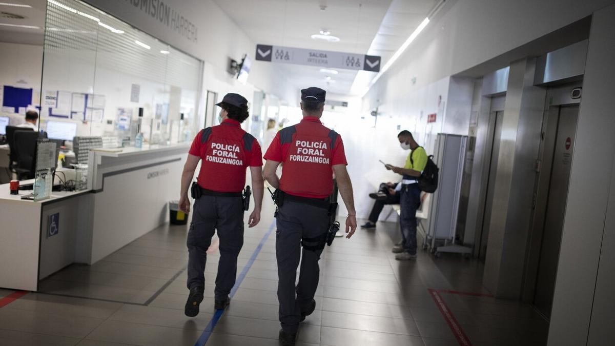 Patrullaje preventivo de Policía Foral en el servicio de Urgencias del HUN.