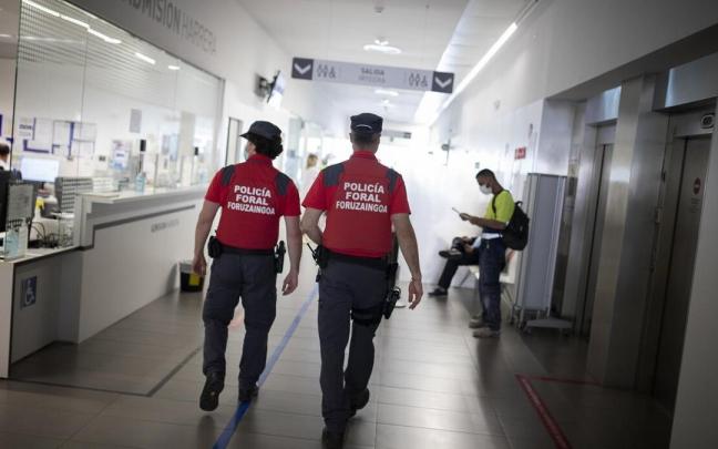 Patrullaje preventivo de Policía Foral en el servicio de Urgencias del HUN.