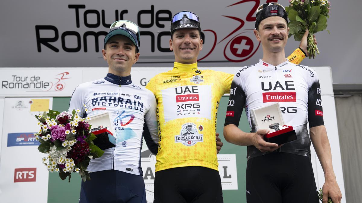 Podio final, con Martinez, segundo, Almeida, campeón, y Vine, tercero.