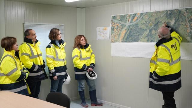 Técnicos explicando el proyecto a la consejera de Movilidad y la diputada general de Bizkaia