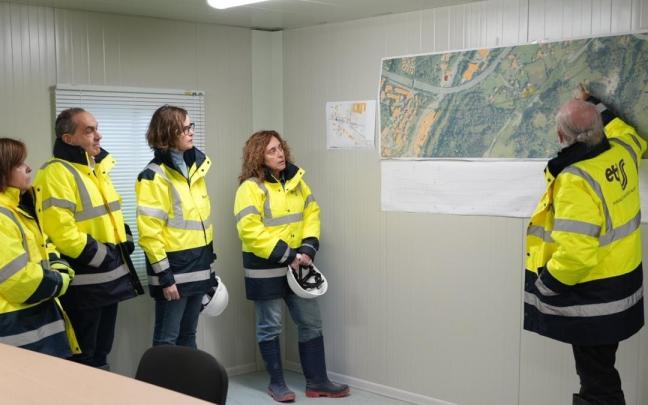 Técnicos explicando el proyecto a la consejera de Movilidad y la diputada general de Bizkaia