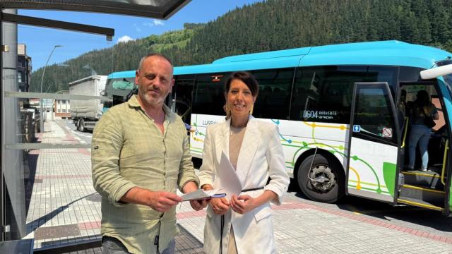 Valbuena y Domínguez, en la parada de Legazpi.