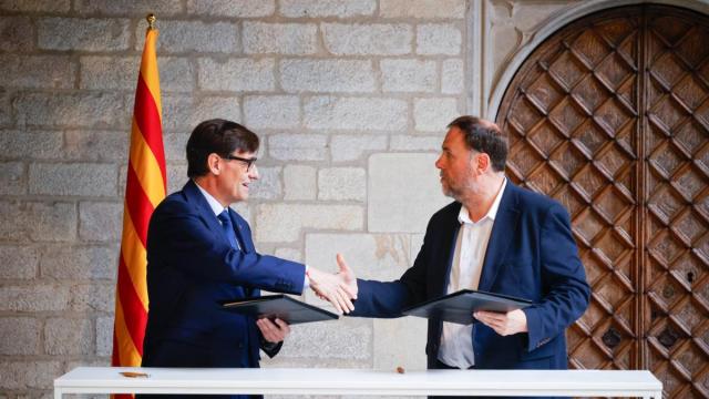 Illa y Junqueras firman el acuerdo de Presupuestos en el Palau de la Generalitat.