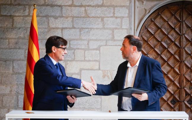 Illa y Junqueras firman el acuerdo de Presupuestos en el Palau de la Generalitat.