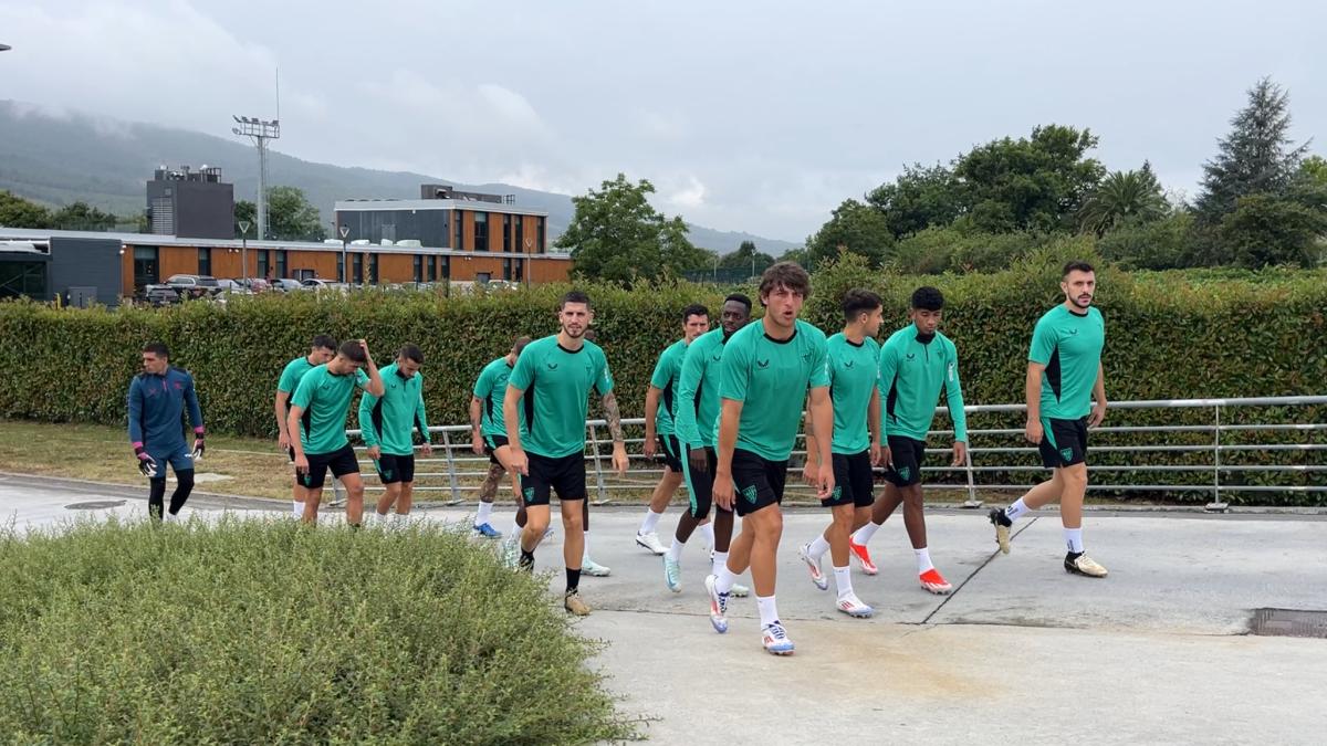 Los futbolistas del Athletic saltan al entrenamiento esta mañana