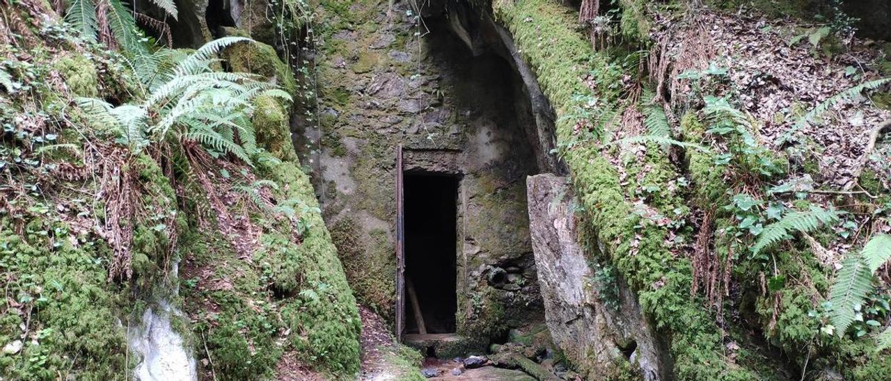 Cueva de la puerta de hierro