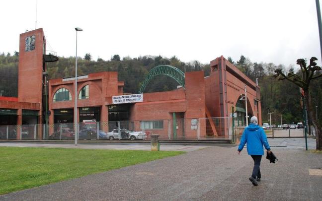 El edificio que alberga en Laudio la comisaría de la Ertzaintza y el parque foral de Bomberos El edificio que alberga en Laudio la comisaría de la Ertzaintza y el parque foral de Bomberos