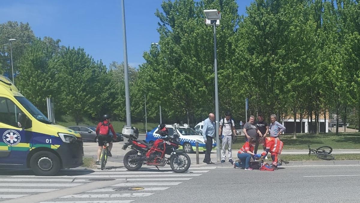 Sanitarios atienden al ciclista atropellado en Buztintxuri.