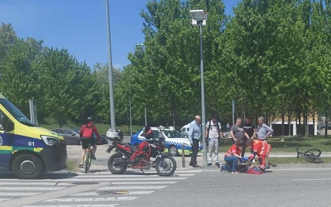 Sanitarios atienden al ciclista atropellado en Buztintxuri. Sanitarios atienden al ciclista atropellado en Buztintxuri.