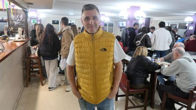 Aitor Imaz, en el bar del centro social de Legazpi.