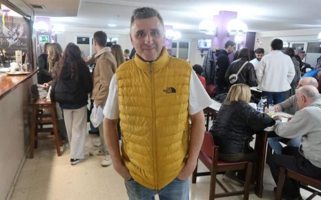 Aitor Imaz, en el bar del centro social de Legazpi.