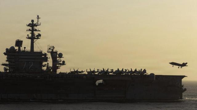 El portaviones, USS Abraham Lincoln, de la Armada de EE.UU., participa en el bloqueo de Ormuz.