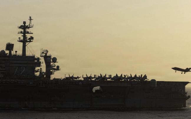 El portaviones, USS Abraham Lincoln, de la Armada de EE.UU., participa en el bloqueo de Ormuz.