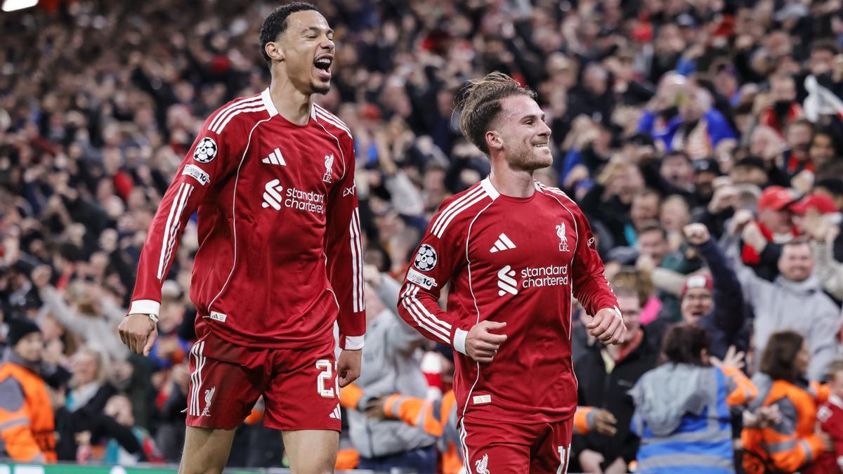 Hugo Ekitiké y Alexis Mac Allister celebran el gol del argentino, que dio la victoria al Liverpool frente al Real Madrid (1-0).