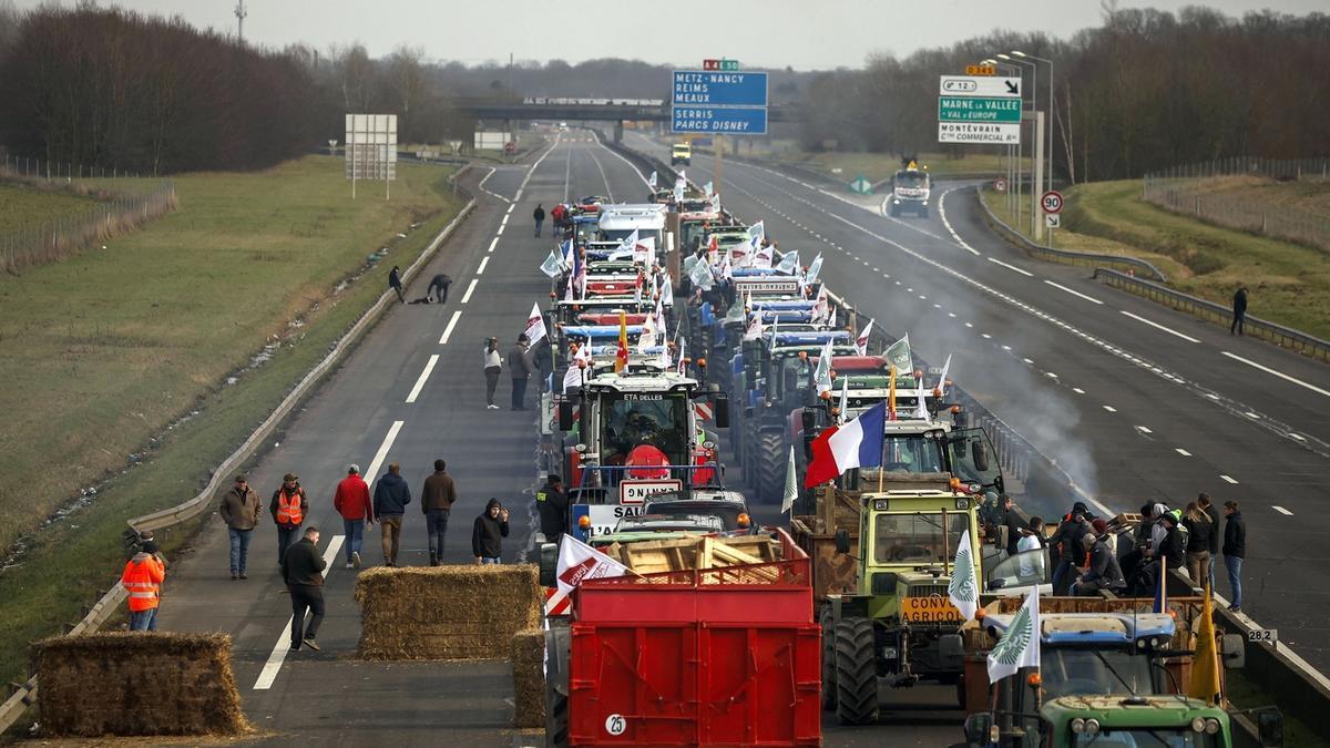 Los agricultores franceses mantienen bloqueados los accesos a París.