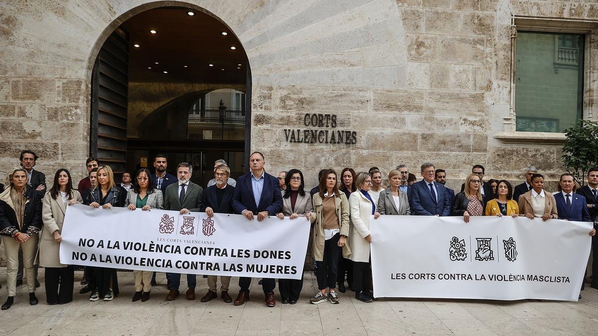 Los diputados de las Corts Valencianes durante un minuto de silencio convocado para condenar el crimen machista de Sagunto.