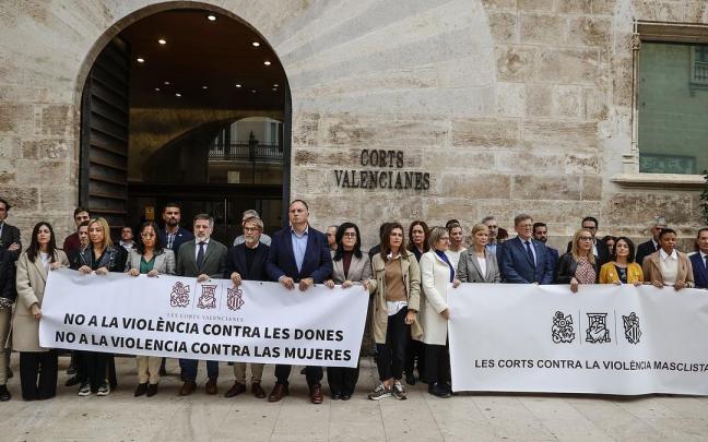 Los diputados de las Corts Valencianes durante un minuto de silencio convocado para condenar el crimen machista de Sagunto. Los diputados de las Corts Valencianes durante un minuto de silencio convocado para condenar el crimen machista de Sagunto.