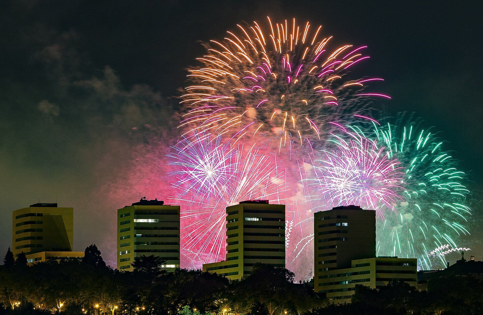 Los fuegos artificiales marcan el fin del día y el comienzo de la noche.