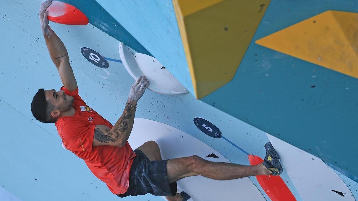 Alberto Ginés durante la prueba de escalada de los JJ.OO. de París.