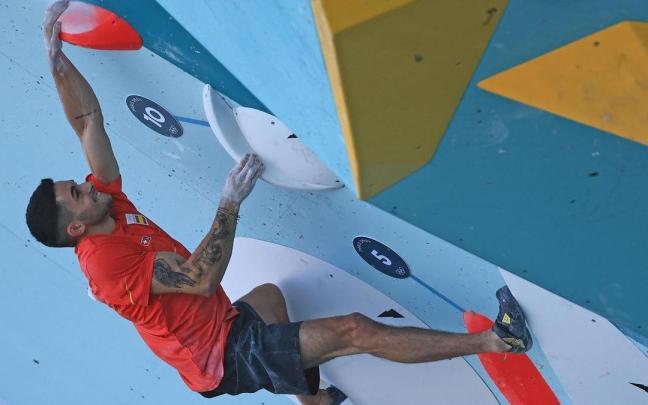 Alberto Ginés durante la prueba de escalada de los JJ.OO. de París. / EFE Alberto Ginés durante la prueba de escalada de los JJ.OO. de París.