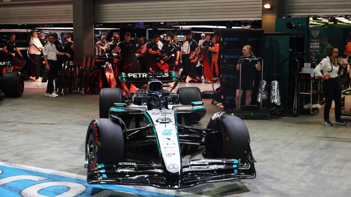 George Russell abandona su garaje en el marco del Gran Premio de Singapur.