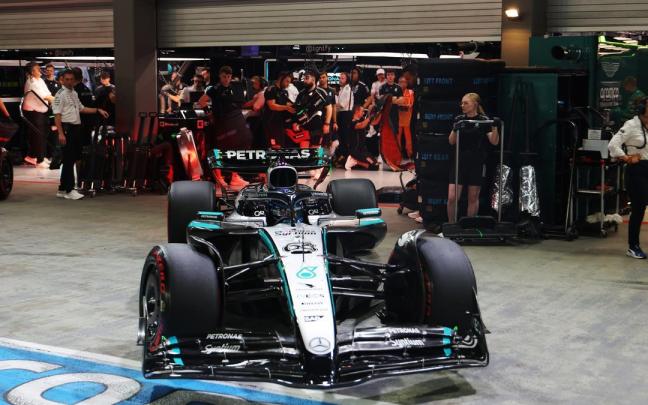 George Russell abandona su garaje en el marco del Gran Premio de Singapur.