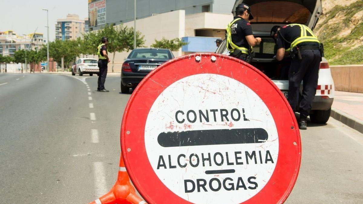 Un control de alcohol y drogas en una carretera.