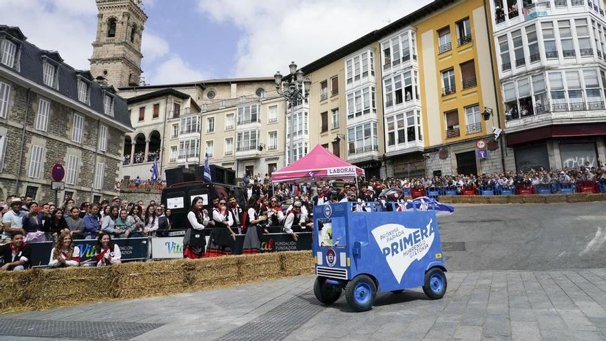 Un momento de la bajada de goitiberas en fiestas de La Blanca Un momento de la bajada de goitiberas en fiestas de La Blanca