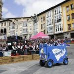 Un momento de la bajada de goitiberas en fiestas de La Blanca