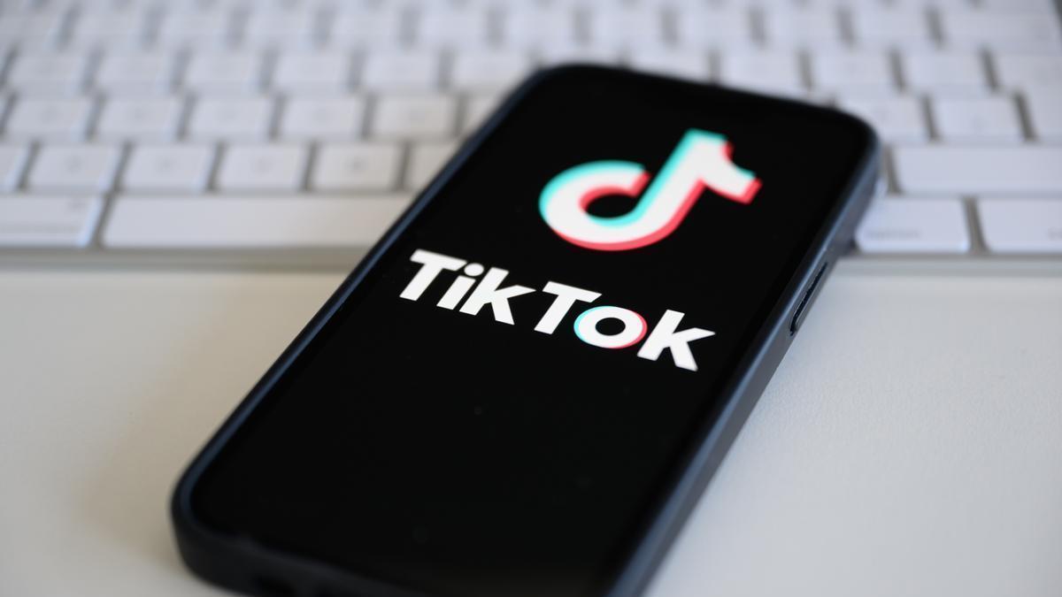 Un móvil con la 'app' de TikTok.