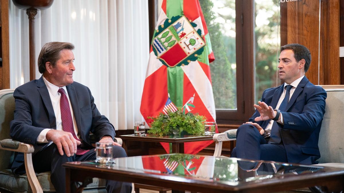 El lehendakari, Imanol Pradales, recibe al congresista del Partido Demócrata de Estados Unidos Jon Garamendi en el Palacio Ajuria Enea