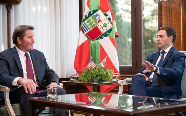 El lehendakari, Imanol Pradales, recibe al congresista del Partido Demócrata de Estados Unidos Jon Garamendi en el Palacio Ajuria Enea