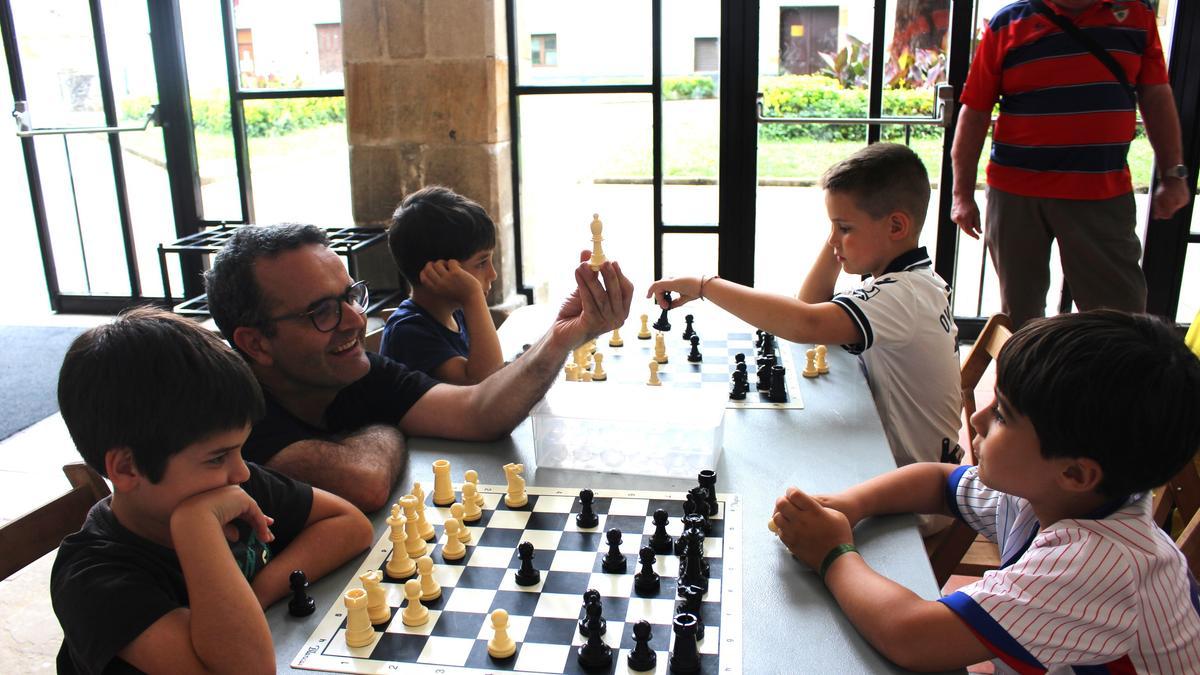 Alberto Vesga transmite su pasión por el ajedrez a los más pequeños.