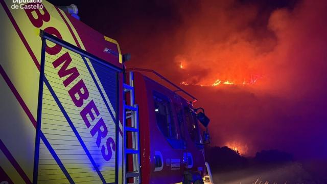 Efectivos de bomberos de l Consorcio Provincial de Castellón en el incendio de Sierra Engarcerán.