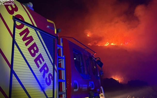 Efectivos de bomberos de l Consorcio Provincial de Castellón en el incendio de Sierra Engarcerán.