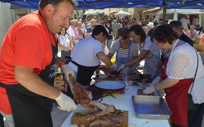 Degustación de Cordero D.O. durante la XVIII fiesta de la Vaca Brava. Foto: archivo