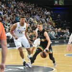 Ludde Hakanson penetra a canasta ante Walter Tavares.