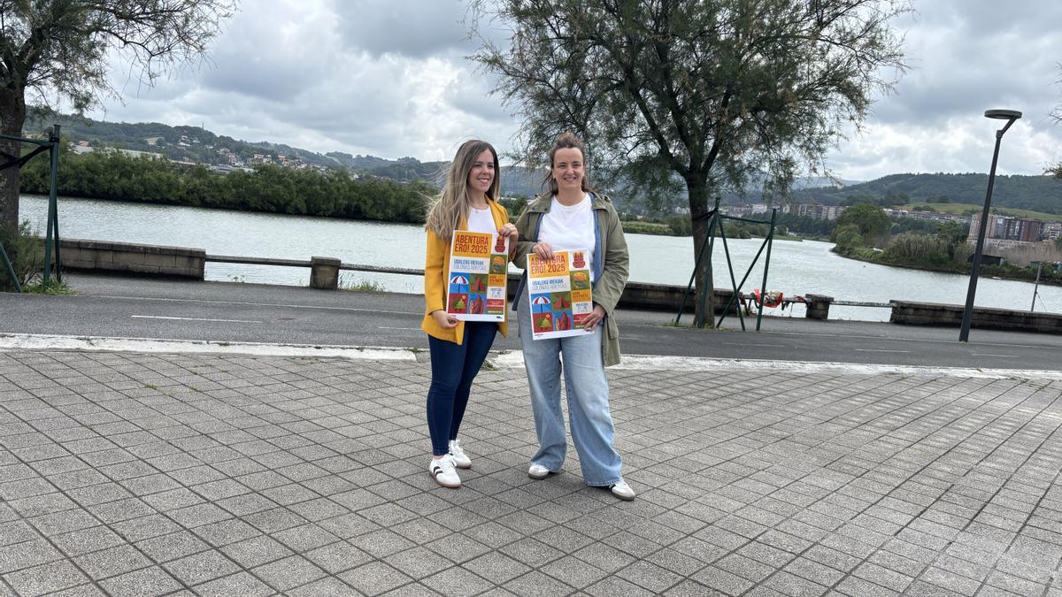 La delegada Sandra Caballero junto a Irati Redondo, responsable del área de Juventud.