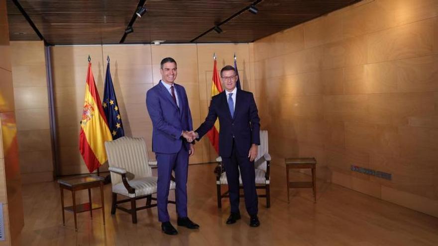 Pedro Sánchez y Alberto Núñez Feijóo en la ronda de contactos previa a la investidura del popular.