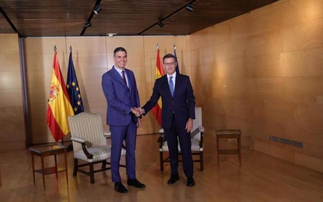 Pedro Sánchez y Alberto Núñez Feijóo en la ronda de contactos previa a la investidura del popular.