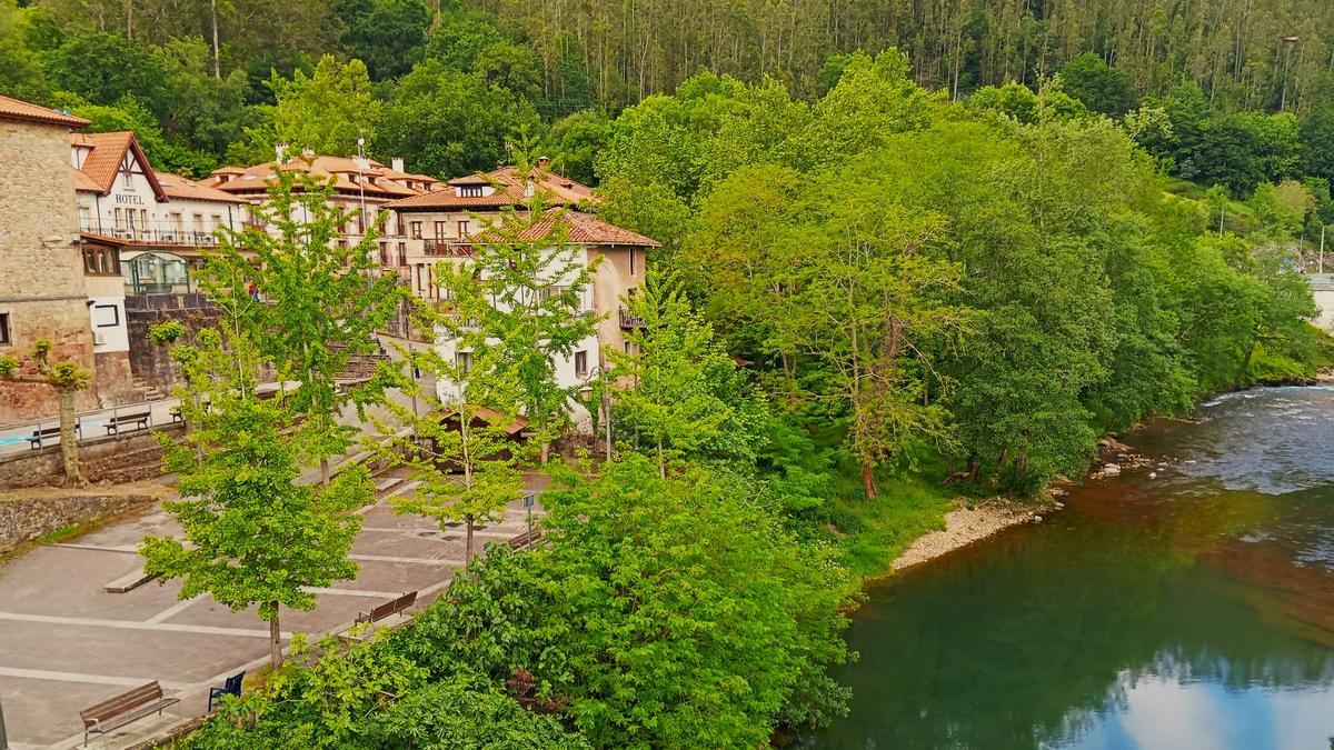 Puente Viesgo, a orillas del río Pas.