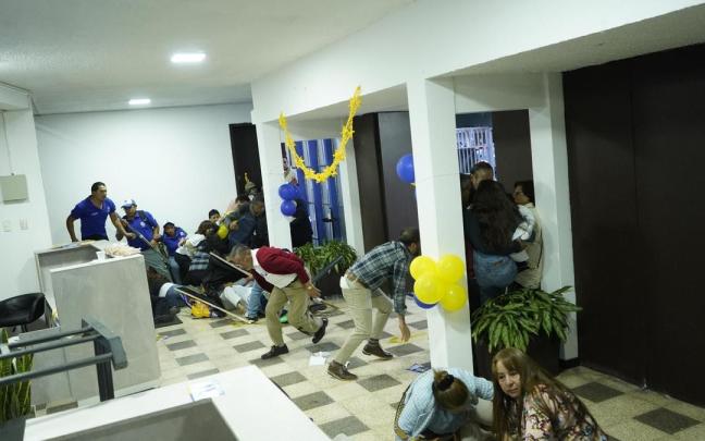 Asistentes al mitin con el candidato presidencial Fernando Villavicencio se resguardan durante el tiroteo en el cual fue asesinado el aspirante, en Quito Asistentes al mitin con el candidato presidencial Fernando Villavicencio se resguardan durante el tiroteo en el cual fue asesinado el aspirante, en Quito